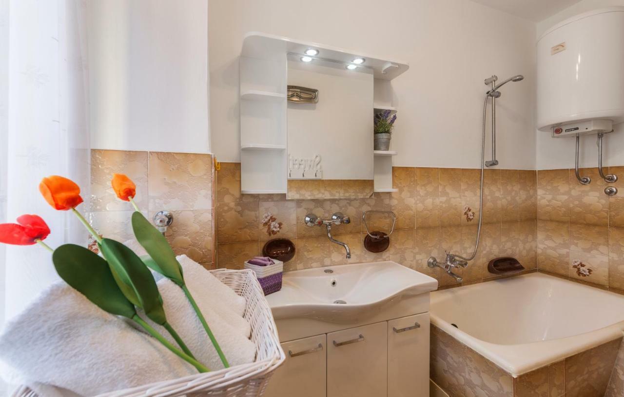 Two Bedroom Apartment, Nice Neighborhood, Free Parking, Wifi PUY Eksteriør bilde